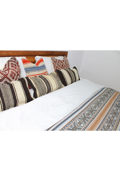 Handgewebte braune Boho Tagesdecke von Glueck und Fund, einzigartiges Unikat, weiche textur und dekoratives Design.