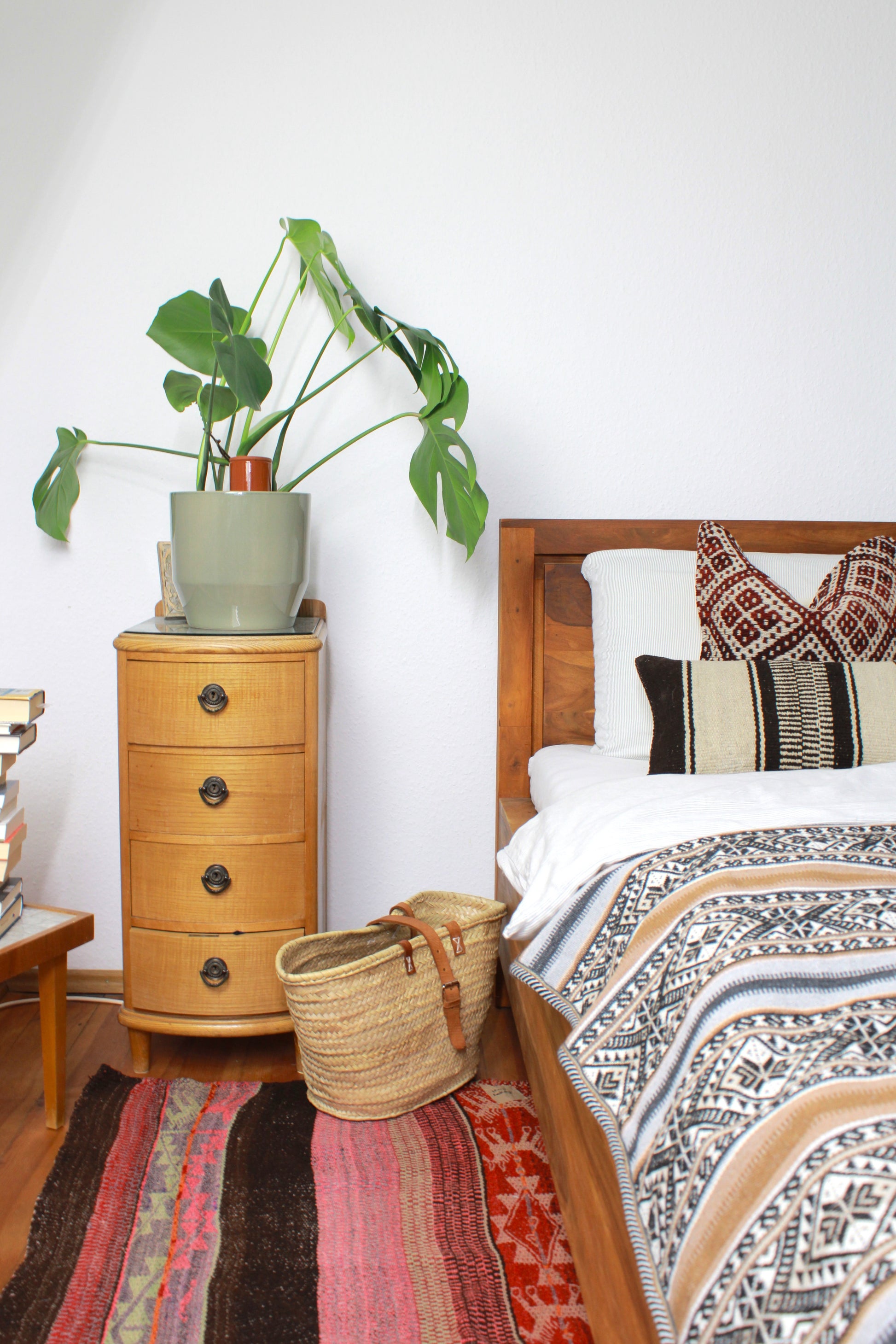 Handgewebte braune Boho Tagesdecke von Glueck und Fund, einzigartiges Unikat, zeigt detaillierte Webmuster und Textur.