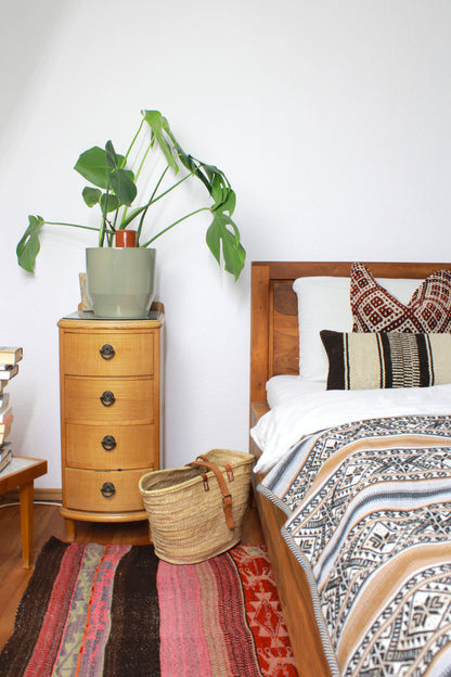 Handgewebte braune Boho Tagesdecke von Glueck und Fund, einzigartiges Unikat, zeigt detaillierte Webmuster und Textur.