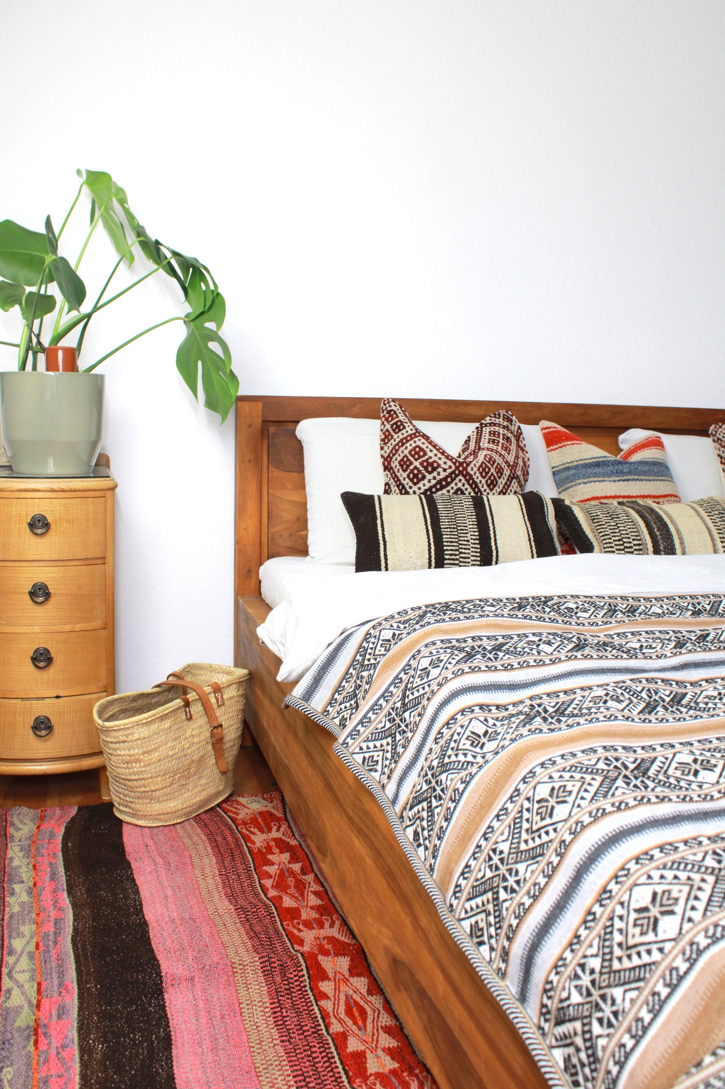 Handgewebte braune Boho Tagesdecke von Glueck und Fund, einzigartiges Unikat aus natürlichen Materialien, dekorative Bettüberwurf