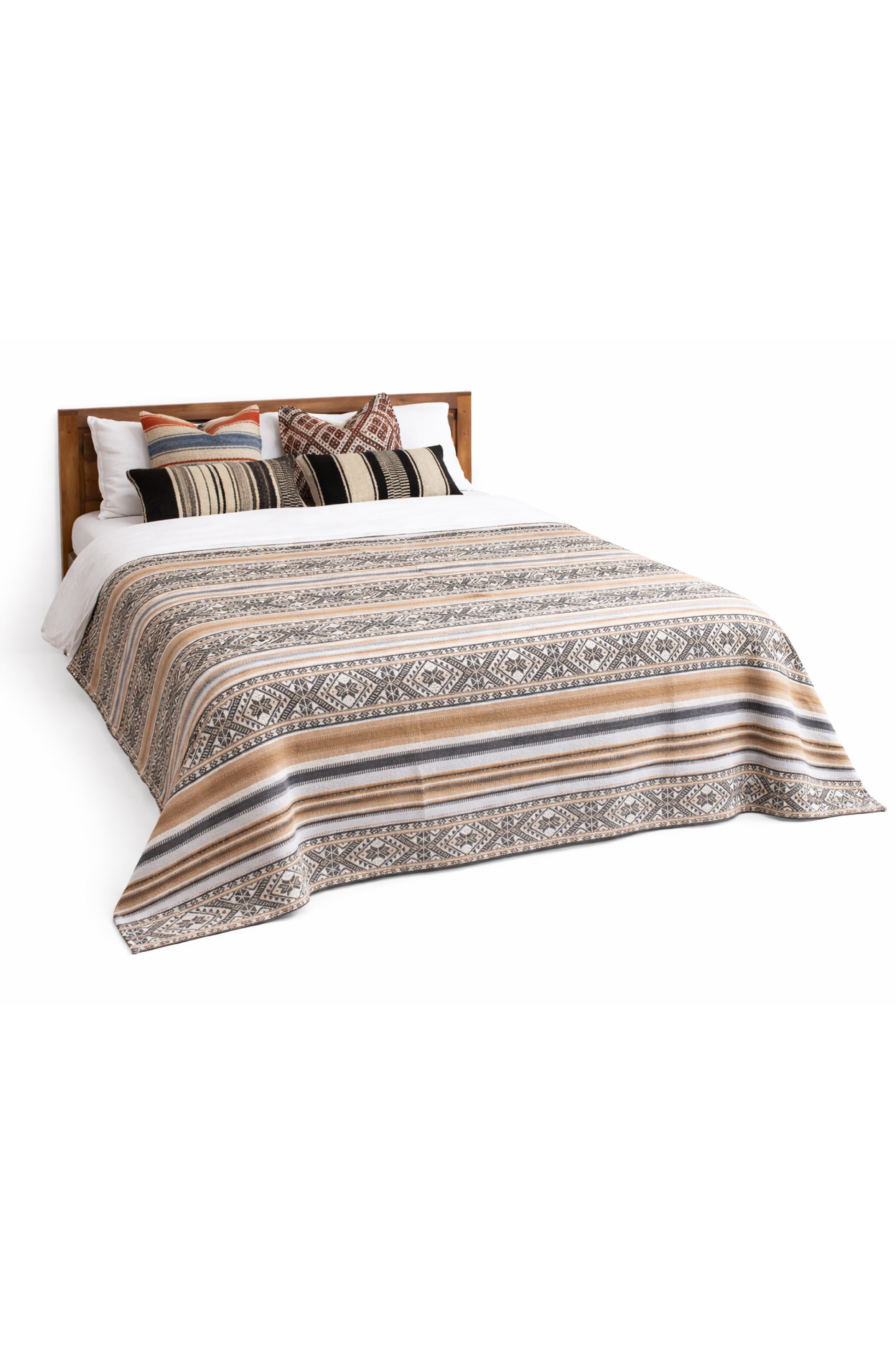 Handgewebte braune Boho Tagesdecke von Glueck und Fund, einzigartiges Unikat mit kunstvoller Textur und natürlichem Look.
