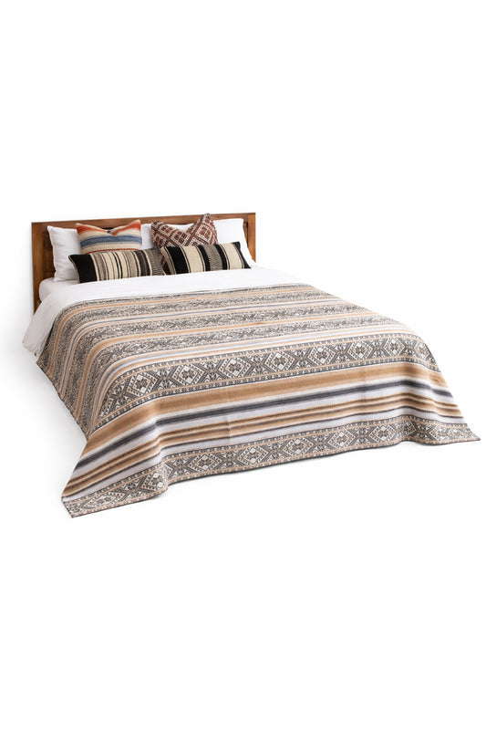 Handgewebte braune Boho Tagesdecke von Glueck und Fund, einzigartiges Unikat mit kunstvoller Textur und natürlichem Look.