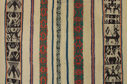 Handgefertigter Frazada-Teppich aus Peru – farbenfroh, traditionell und ideal für Balkon, Terrasse oder gemütliche Wohnräume. Dieser bunte Teppich bringt peruanisches Kunsthandwerk und Wärme in dein Zuhause und setzt lebendige Akzente im Boho- oder Ethno-Stil für drinnen und draußen.