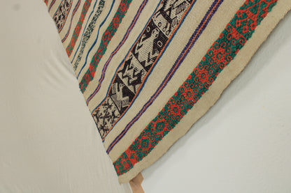Handgefertigter Frazada-Teppich aus Peru – farbenfroh, traditionell und ideal für Balkon, Terrasse oder gemütliche Wohnräume. Dieser bunte Teppich bringt peruanisches Kunsthandwerk und Wärme in dein Zuhause und setzt lebendige Akzente im Boho- oder Ethno-Stil für drinnen und draußen.