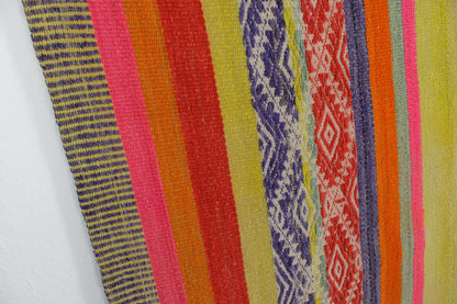Handgefertigter Frazada-Teppich aus Peru – farbenfroh, traditionell und ideal für Balkon, Terrasse oder gemütliche Wohnräume. Dieser bunte Teppich bringt peruanisches Kunsthandwerk und Wärme in dein Zuhause und setzt lebendige Akzente im Boho- oder Ethno-Stil für drinnen und draußen.