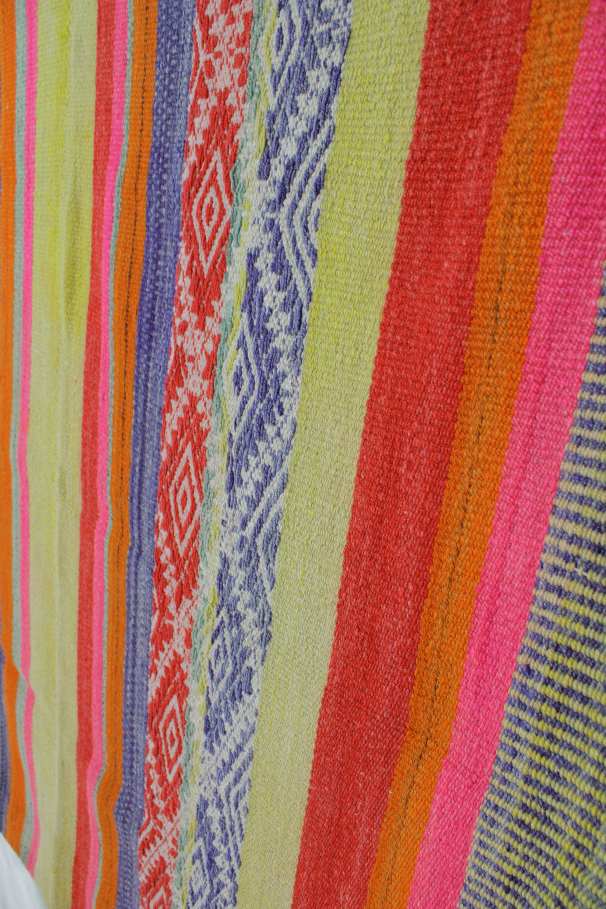 Handgefertigter Frazada-Teppich aus Peru – farbenfroh, traditionell und ideal für Balkon, Terrasse oder gemütliche Wohnräume. Dieser bunte Teppich bringt peruanisches Kunsthandwerk und Wärme in dein Zuhause und setzt lebendige Akzente im Boho- oder Ethno-Stil für drinnen und draußen.