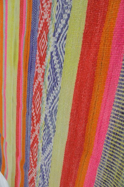 Handgefertigter Frazada-Teppich aus Peru – farbenfroh, traditionell und ideal für Balkon, Terrasse oder gemütliche Wohnräume. Dieser bunte Teppich bringt peruanisches Kunsthandwerk und Wärme in dein Zuhause und setzt lebendige Akzente im Boho- oder Ethno-Stil für drinnen und draußen.