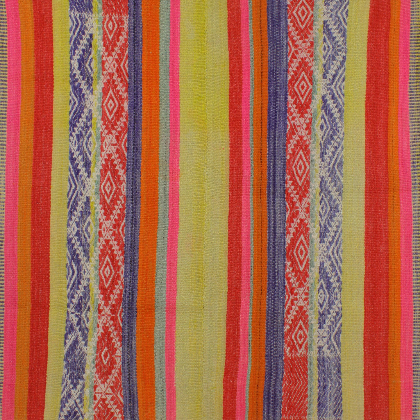 Kleiner Frazada-Teppich von Glueck und Fund, 146 x 150 cm, weicher Teppich mit buntem Muster auf hellem Hintergrund