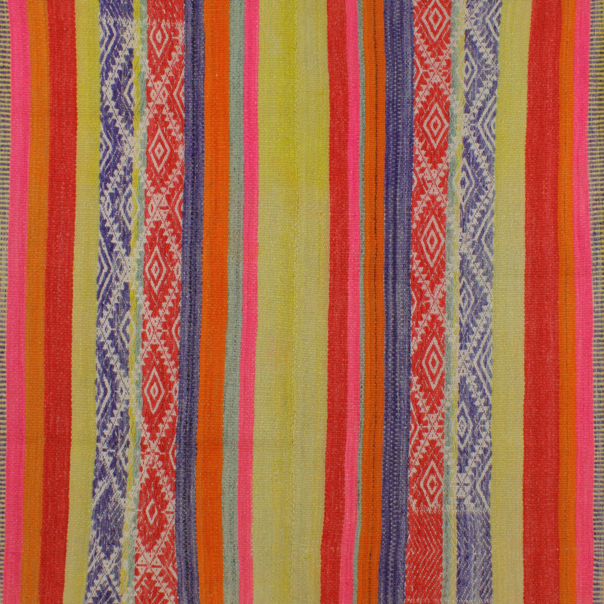 Kleiner Frazada-Teppich von Glueck und Fund, 146 x 150 cm, weicher Teppich mit buntem Muster auf hellem Hintergrund