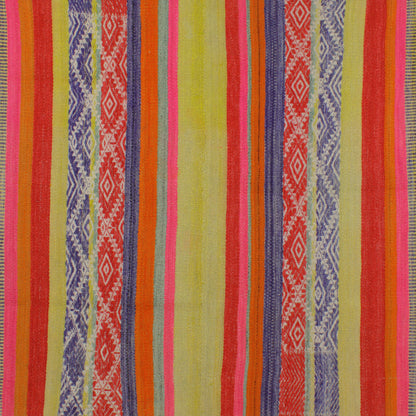 Kleiner Frazada-Teppich von Glueck und Fund, 146 x 150 cm, weicher Teppich mit buntem Muster auf hellem Hintergrund