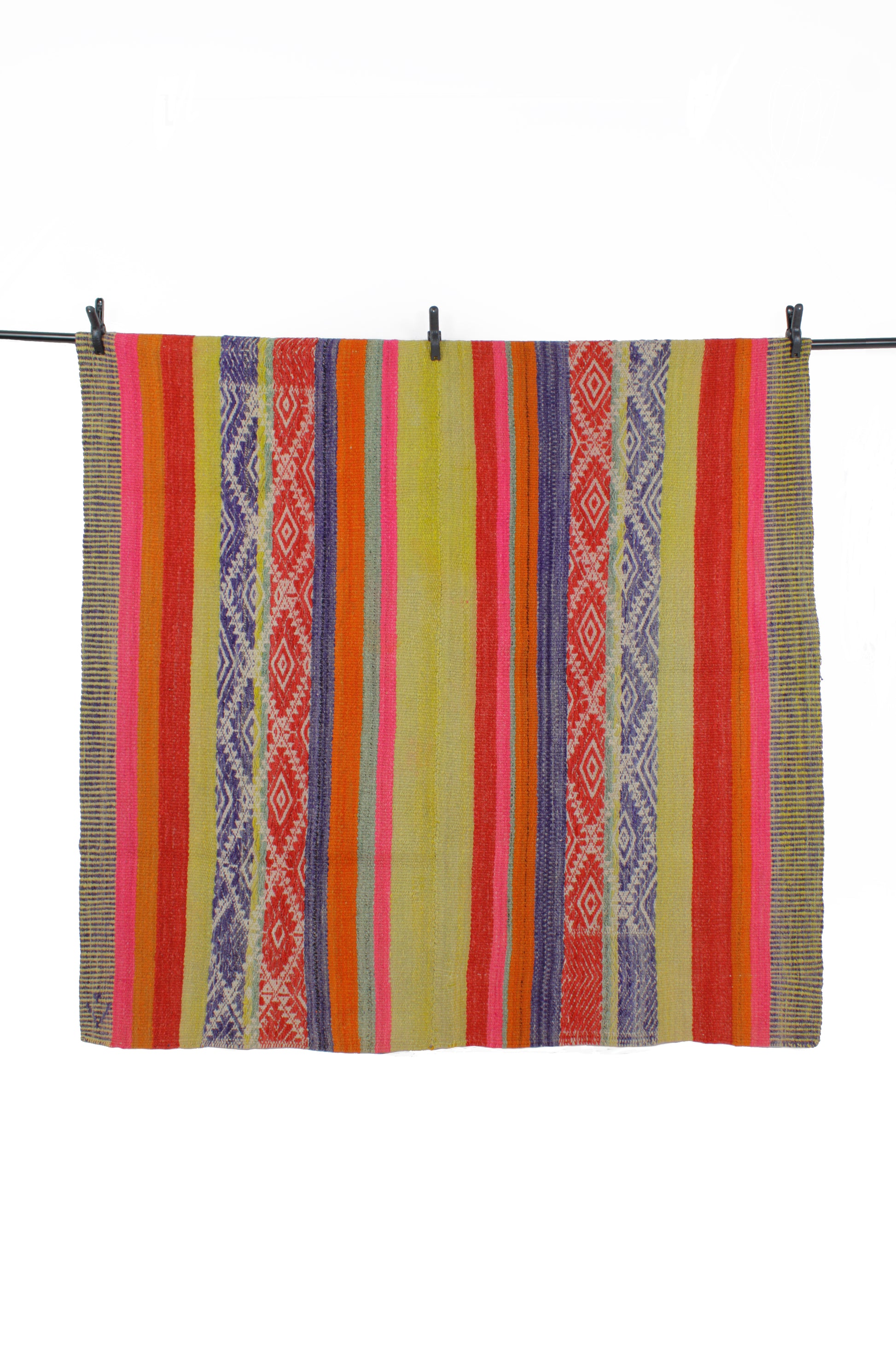 Kleiner Frazada-Teppich von Glueck und Fund, 146 x 150 cm, mit buntem, weichem Textilmuster auf glatter Oberfläche