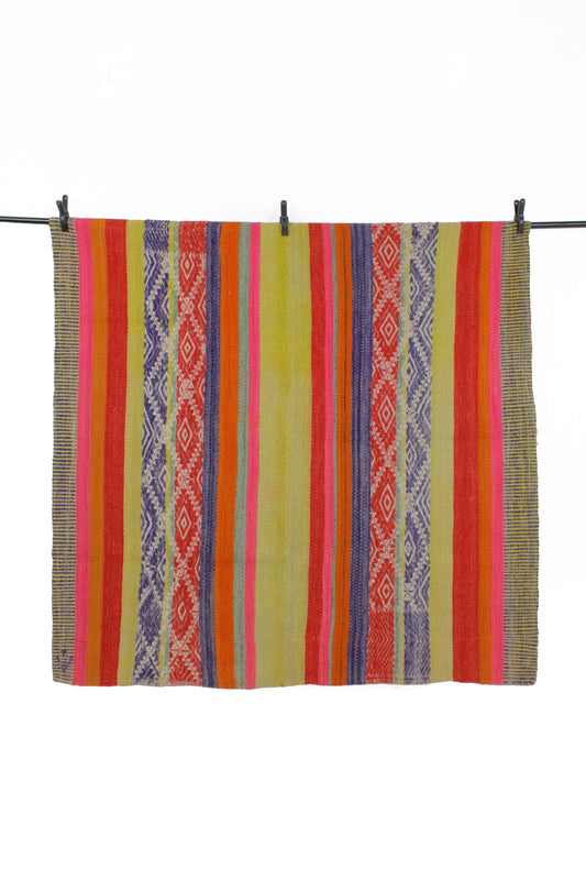 Kleiner Frazada-Teppich von Glueck und Fund, 146 x 150 cm, mit buntem, weichem Textilmuster auf glatter Oberfläche