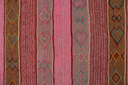 Handgefertigter Frazada-Teppich aus Peru – farbenfroh, traditionell und ideal für Balkon, Terrasse oder gemütliche Wohnräume. Dieser bunte Teppich bringt peruanisches Kunsthandwerk und Wärme in dein Zuhause und setzt lebendige Akzente im Boho- oder Ethno-Stil für drinnen und draußen.