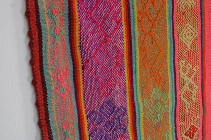 Handgefertigter Frazada-Teppich aus Peru – farbenfroh, traditionell und ideal für Balkon, Terrasse oder gemütliche Wohnräume. Dieser bunte Teppich bringt peruanisches Kunsthandwerk und Wärme in dein Zuhause und setzt lebendige Akzente im Boho- oder Ethno-Stil für drinnen und draußen.