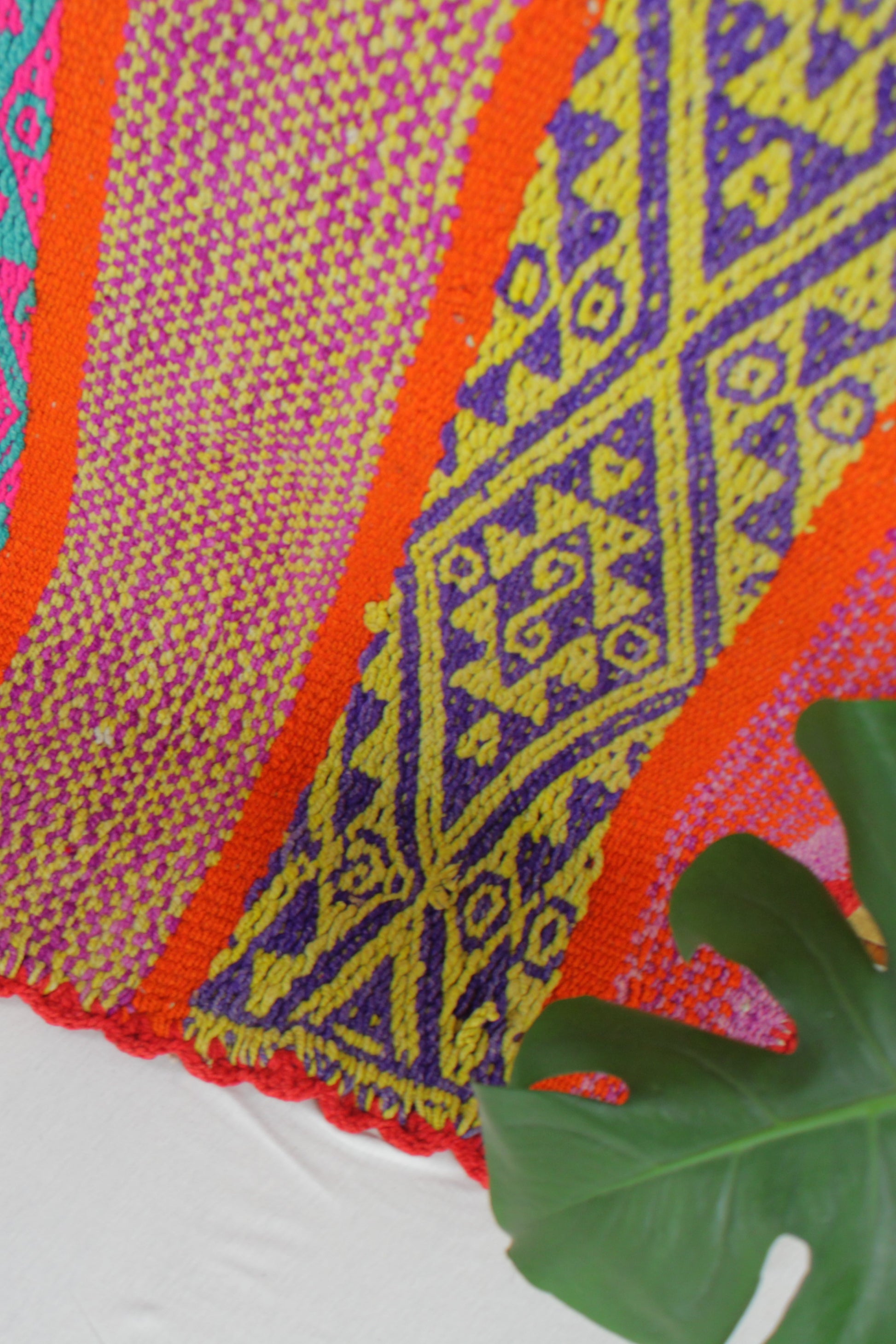 Kleiner Frazada-Teppich mit Rhombenmuster, 155 x 136 cm, von Glueck und Fund, zeigt geometrisches Design auf weichem Teppich.