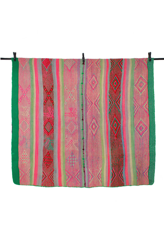 Handgewebter kleiner Frazada-Teppich aus Peru, 155x162 cm, mit buntem Muster, von Glueck und Fund.
