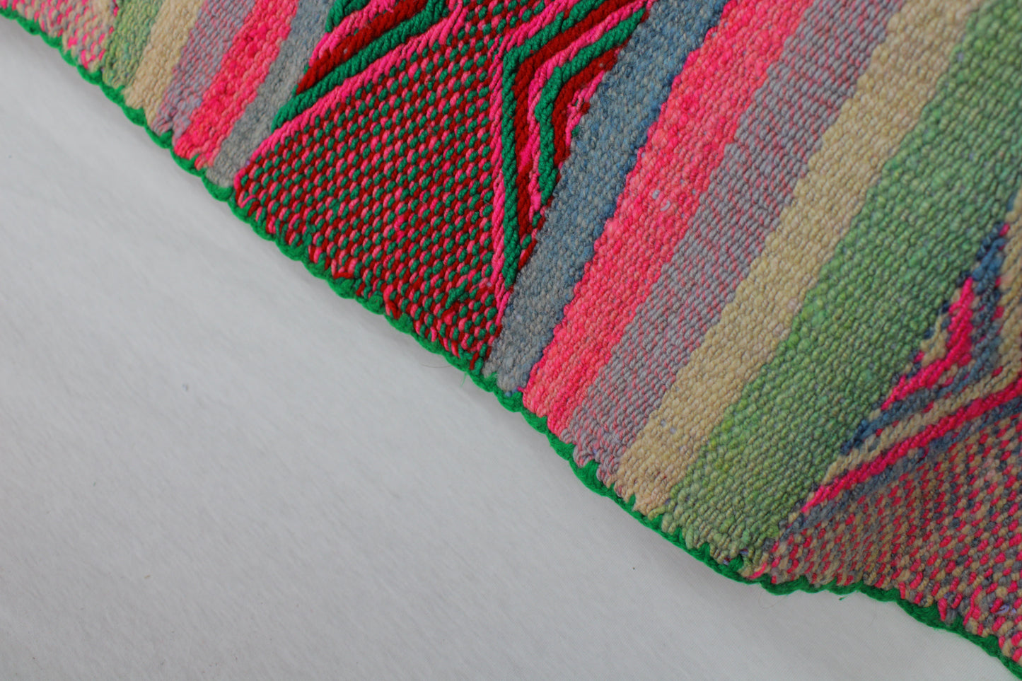 Handgewebter kleiner Frazada-Teppich aus Peru, 155x162 cm, von Glueck und Fund, mit buntem Muster und weicher Textur
