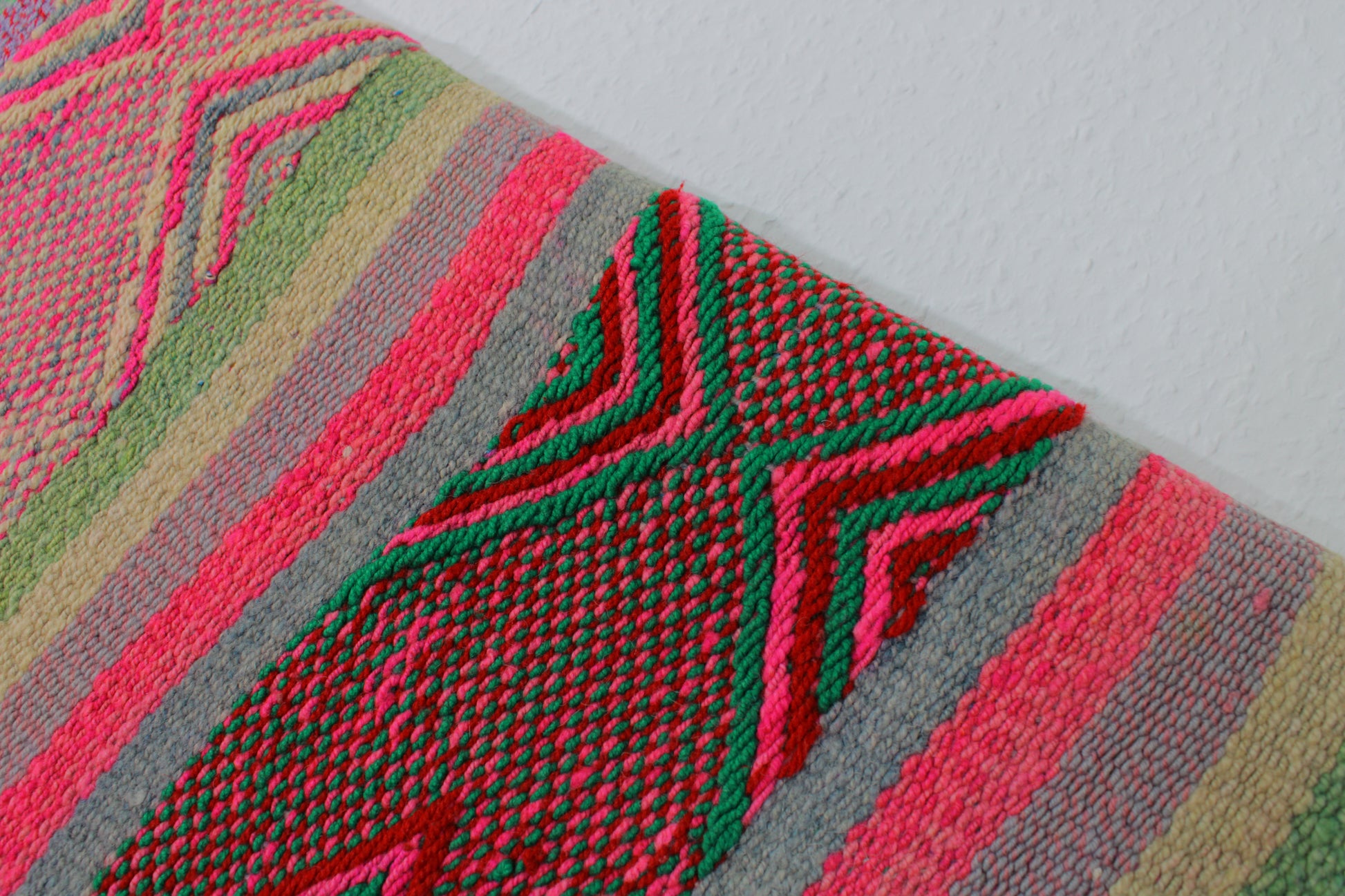 Handgewebter kleiner Frazada-Teppich aus Peru, 155x162 cm, von Glueck und Fund, zeigt farbenfrohes, traditionelles Muster.