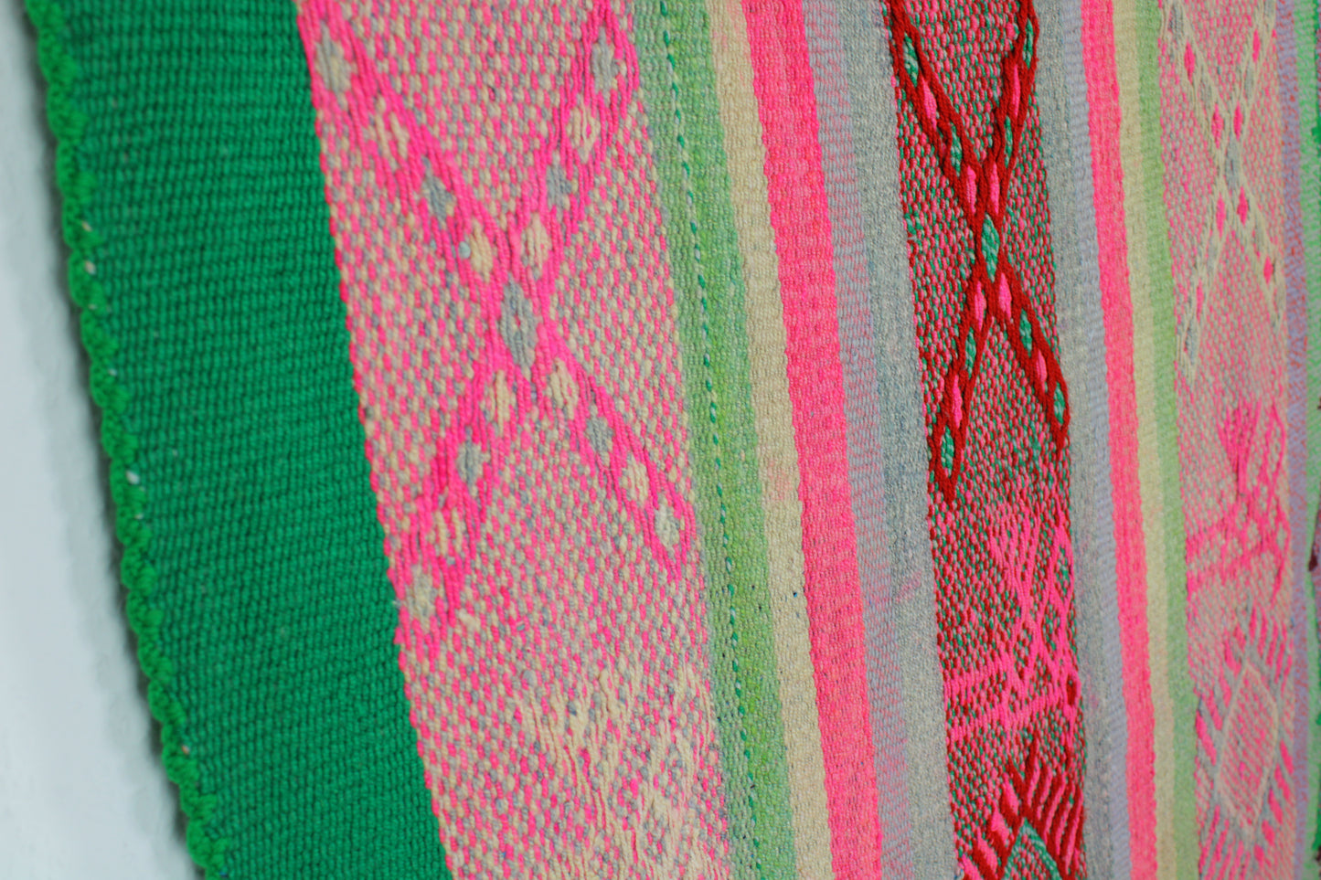 Handgewebter kleiner Frazada-Teppich aus Peru, 155x162 cm, von Glueck und Fund, mit buntem, traditionellem Muster.