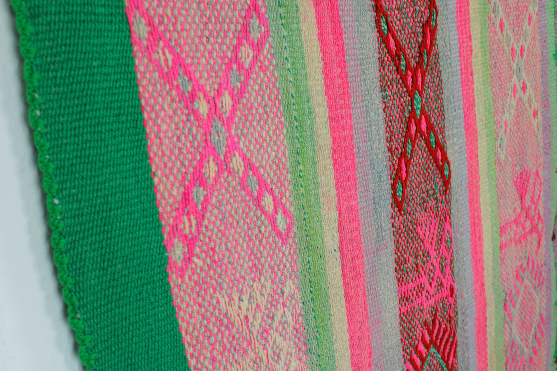 Handgewebter kleiner Frazada-Teppich aus Peru, 155x162 cm, von Glueck und Fund, mit buntem, traditionellem Muster.