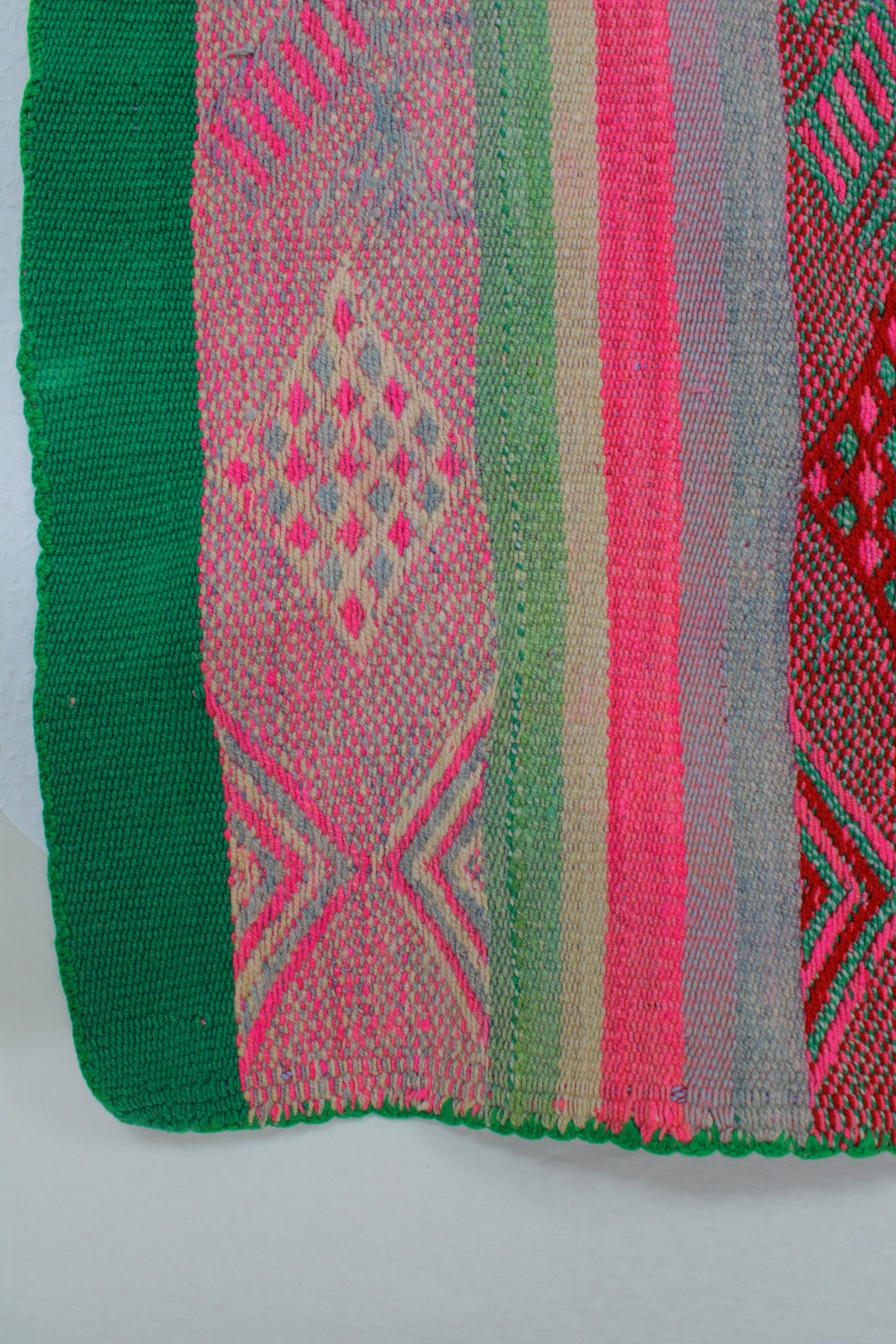 Handgewebter kleiner Frazada-Teppich aus Peru, 155x162 cm, von Glueck und Fund, zeigt bunte Muster und weiche Textur.