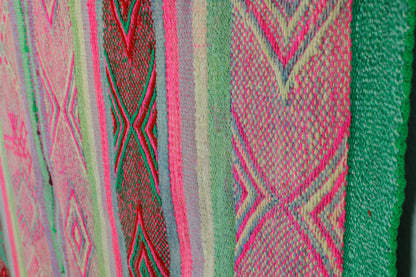 Handgewebter kleiner Teppich von Glueck und Fund, peruvianscher Frazada-Teppich, 155x162 cm, bunte Muster, weiche Textur