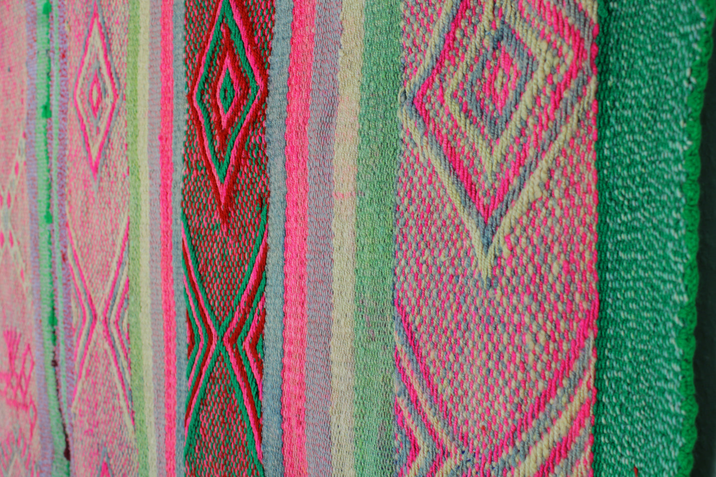 Handgewebter kleiner Frazada-Teppich aus Peru, 155x162 cm, mit buntem Muster von Glueck und Fund.