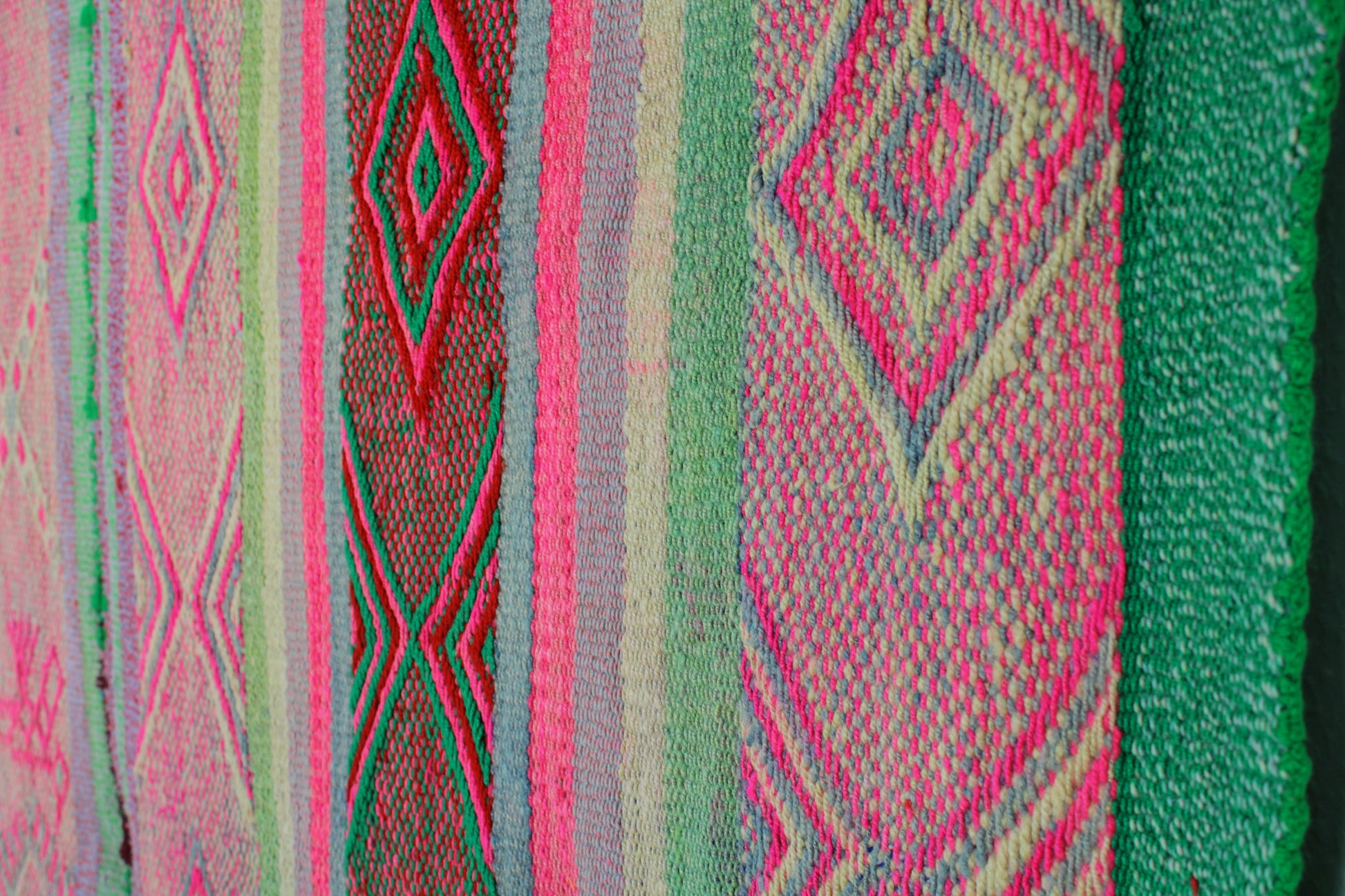 Handgewebter kleiner Frazada-Teppich aus Peru, 155x162 cm, mit buntem Muster von Glueck und Fund.