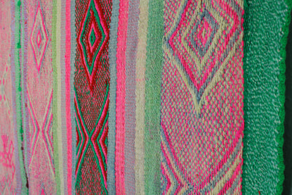 Handgewebter kleiner Frazada-Teppich aus Peru, 155x162 cm, mit buntem Muster von Glueck und Fund.