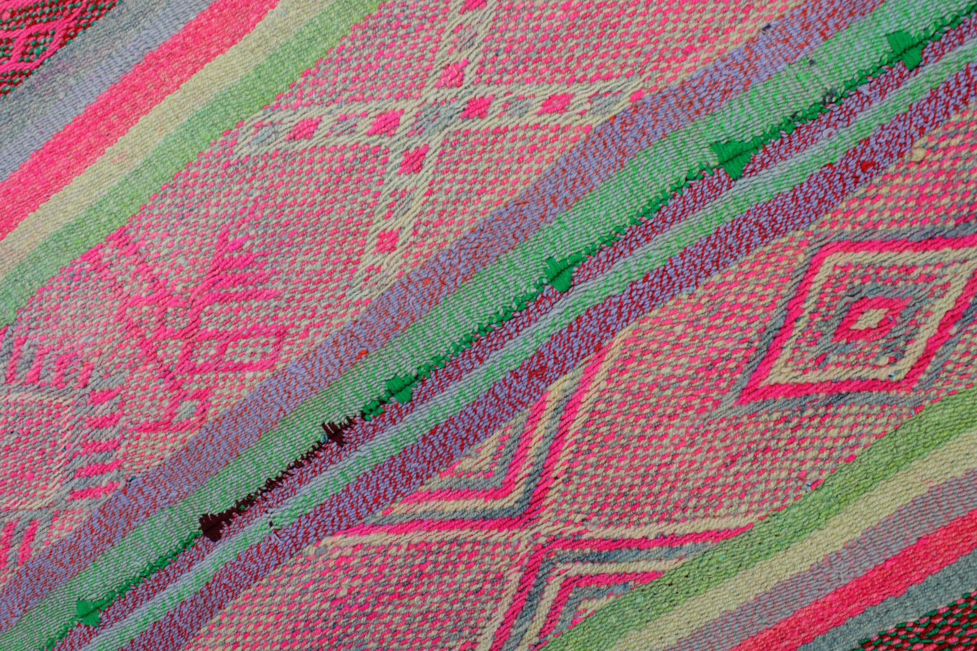 Handgewebter kleiner Frazada-Teppich aus Peru, 155x162 cm, von Glueck und Fund, mit buntem, traditionellem Muster.