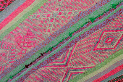 Handgewebter kleiner Frazada-Teppich aus Peru, 155x162 cm, von Glueck und Fund, mit buntem, traditionellem Muster.