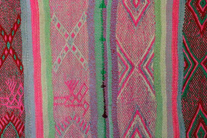 Handgewebter kleiner Frazada-Teppich aus Peru, 155x162 cm, von Glueck und Fund, mit buntem, traditionellem Muster.