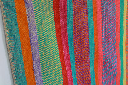 Handgefertigter Frazada-Teppich aus Peru – farbenfroh, traditionell und ideal für Balkon, Terrasse oder gemütliche Wohnräume. Dieser bunte Teppich bringt peruanisches Kunsthandwerk und Wärme in dein Zuhause und setzt lebendige Akzente im Boho- oder Ethno-Stil für drinnen und draußen.