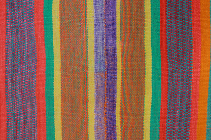 Handgefertigter Frazada-Teppich aus Peru – farbenfroh, traditionell und ideal für Balkon, Terrasse oder gemütliche Wohnräume. Dieser bunte Teppich bringt peruanisches Kunsthandwerk und Wärme in dein Zuhause und setzt lebendige Akzente im Boho- oder Ethno-Stil für drinnen und draußen.