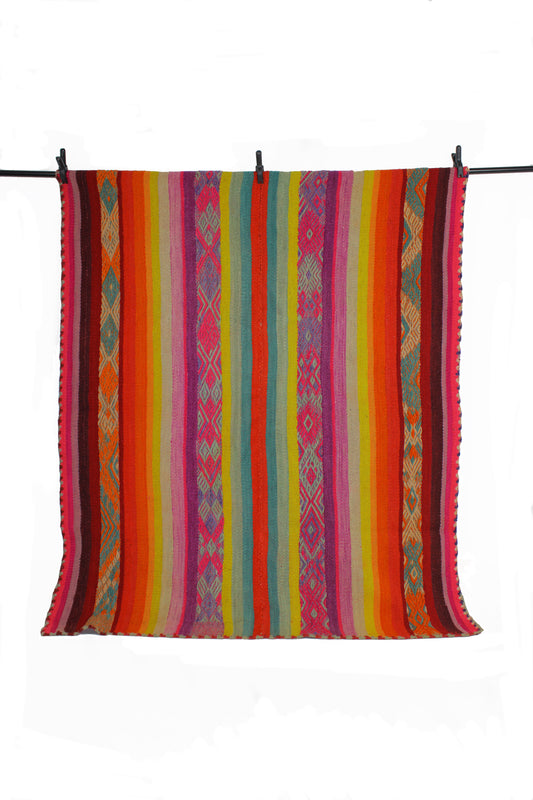 Handgefertigter Frazada-Teppich aus Peru – farbenfroh, traditionell und ideal für Balkon, Terrasse oder gemütliche Wohnräume. Dieser bunte Teppich bringt peruanisches Kunsthandwerk und Wärme in dein Zuhause und setzt lebendige Akzente im Boho- oder Ethno-Stil für drinnen und draußen.