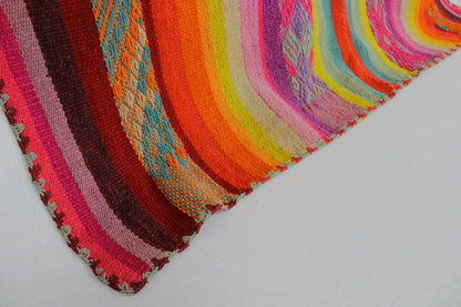 Handgefertigter Frazada-Teppich aus Peru – farbenfroh, traditionell und ideal für Balkon, Terrasse oder gemütliche Wohnräume. Dieser bunte Teppich bringt peruanisches Kunsthandwerk und Wärme in dein Zuhause und setzt lebendige Akzente im Boho- oder Ethno-Stil für drinnen und draußen.