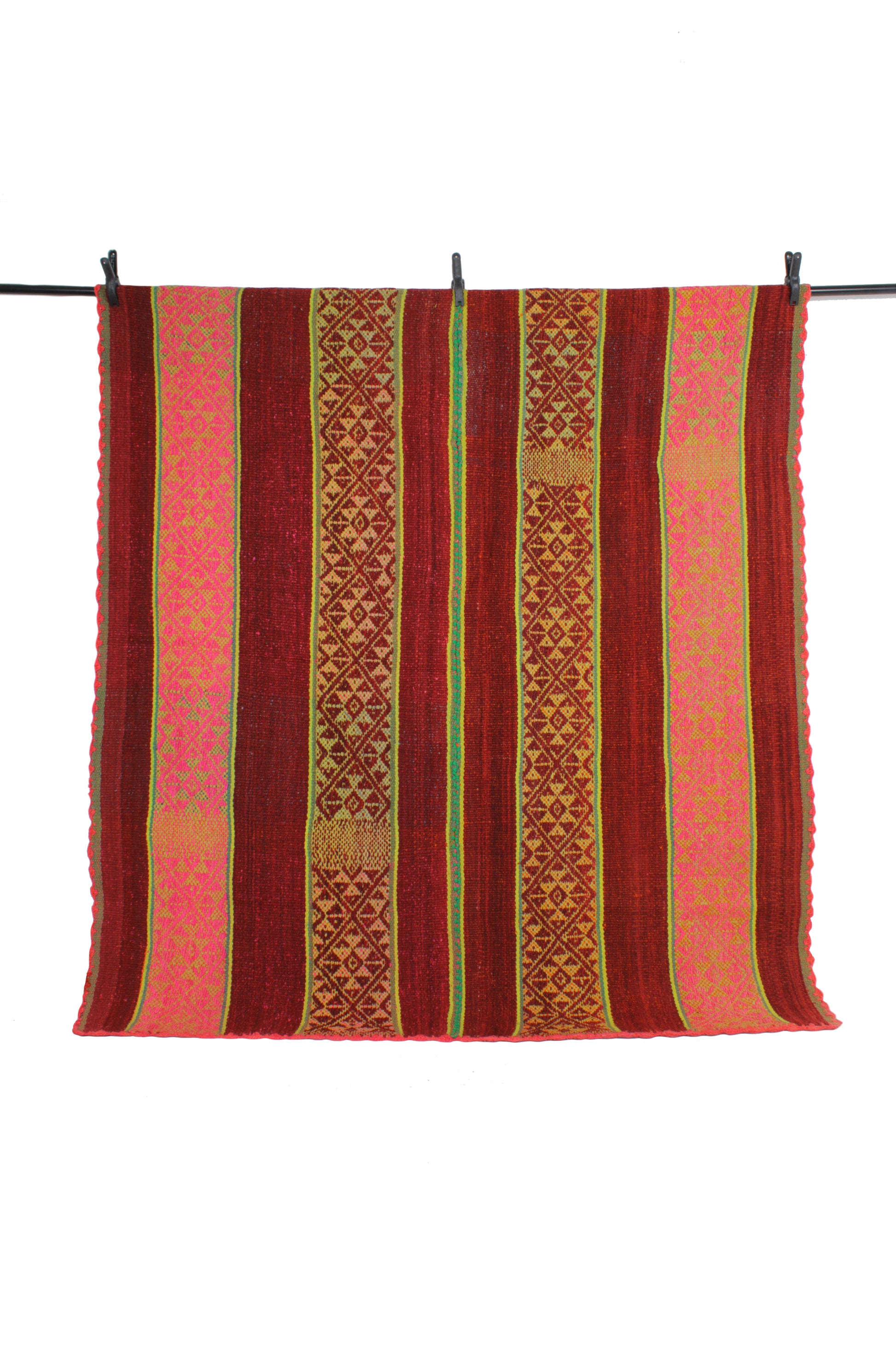 Handgefertigter Frazada-Teppich aus Peru – farbenfroh, traditionell und ideal für Balkon, Terrasse oder gemütliche Wohnräume. Dieser bunte Teppich bringt peruanisches Kunsthandwerk und Wärme in dein Zuhause und setzt lebendige Akzente im Boho- oder Ethno-Stil für drinnen und draußen.
