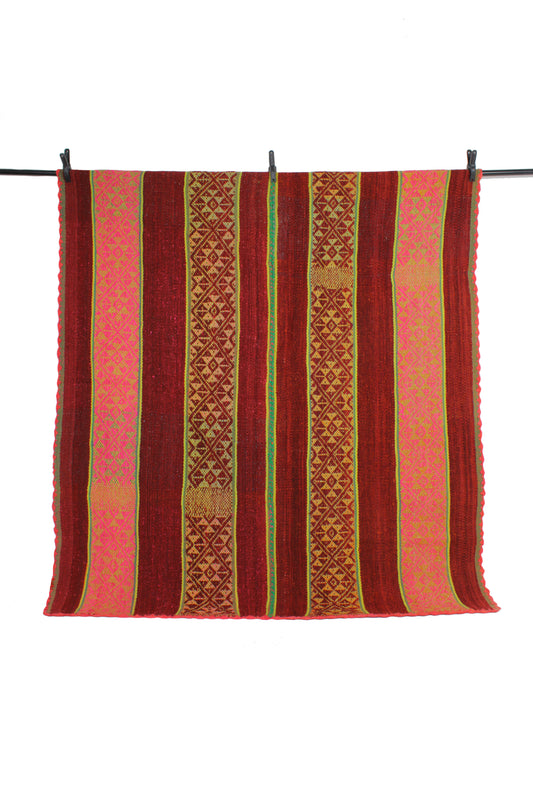 Handgefertigter Frazada-Teppich aus Peru – farbenfroh, traditionell und ideal für Balkon, Terrasse oder gemütliche Wohnräume. Dieser bunte Teppich bringt peruanisches Kunsthandwerk und Wärme in dein Zuhause und setzt lebendige Akzente im Boho- oder Ethno-Stil für drinnen und draußen.