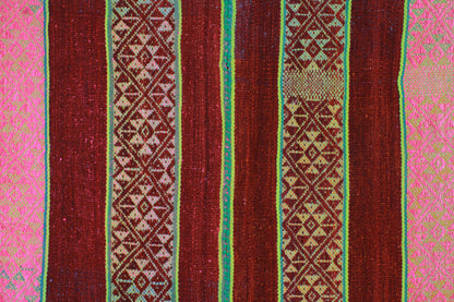 Handgefertigter Frazada-Teppich aus Peru – farbenfroh, traditionell und ideal für Balkon, Terrasse oder gemütliche Wohnräume. Dieser bunte Teppich bringt peruanisches Kunsthandwerk und Wärme in dein Zuhause und setzt lebendige Akzente im Boho- oder Ethno-Stil für drinnen und draußen.