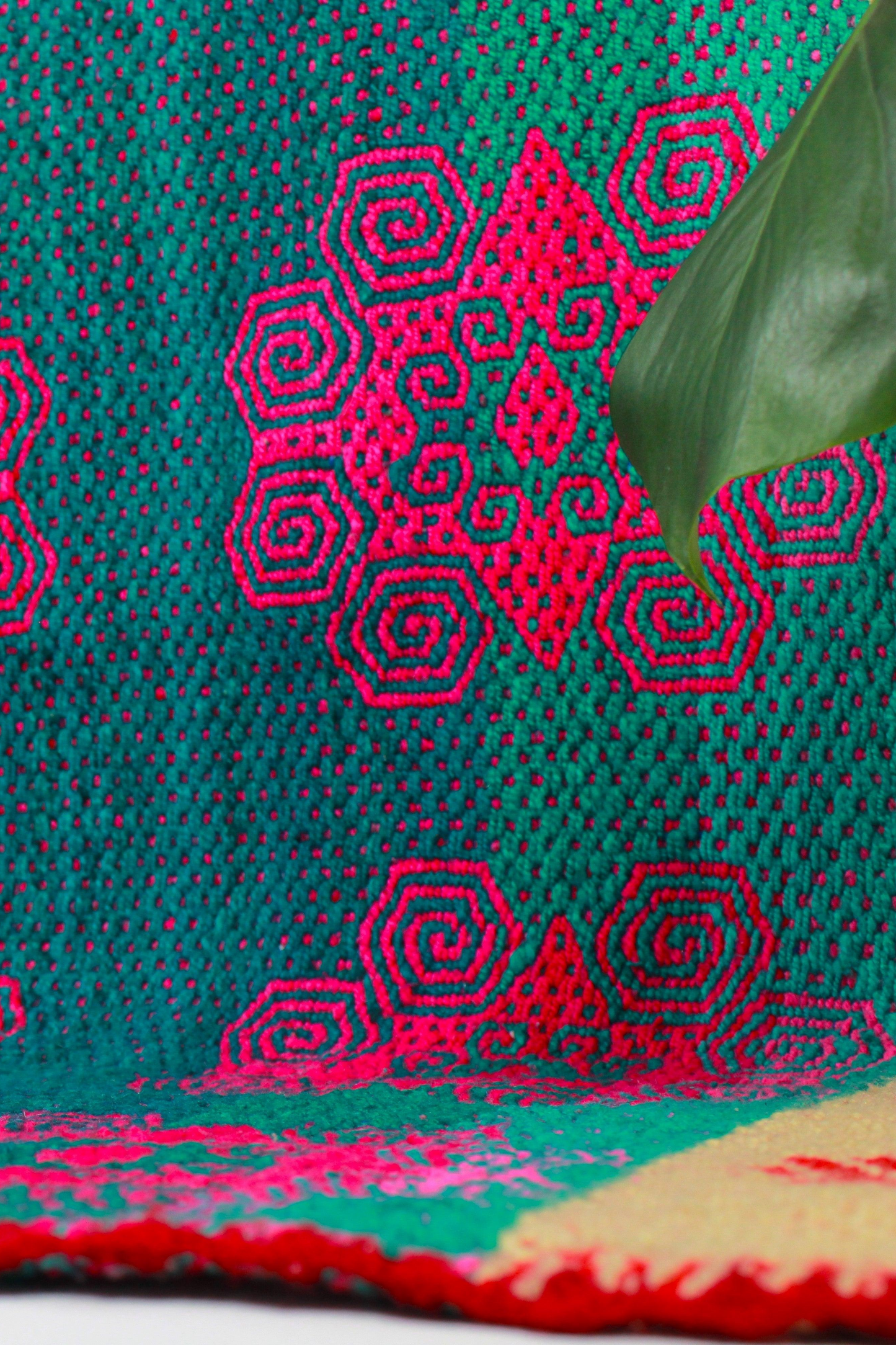 Vintage Frazada Teppich von Glueck und Fund, handgewebt aus Peru, Maße 180x154 cm, bunte, traditionelle Muster