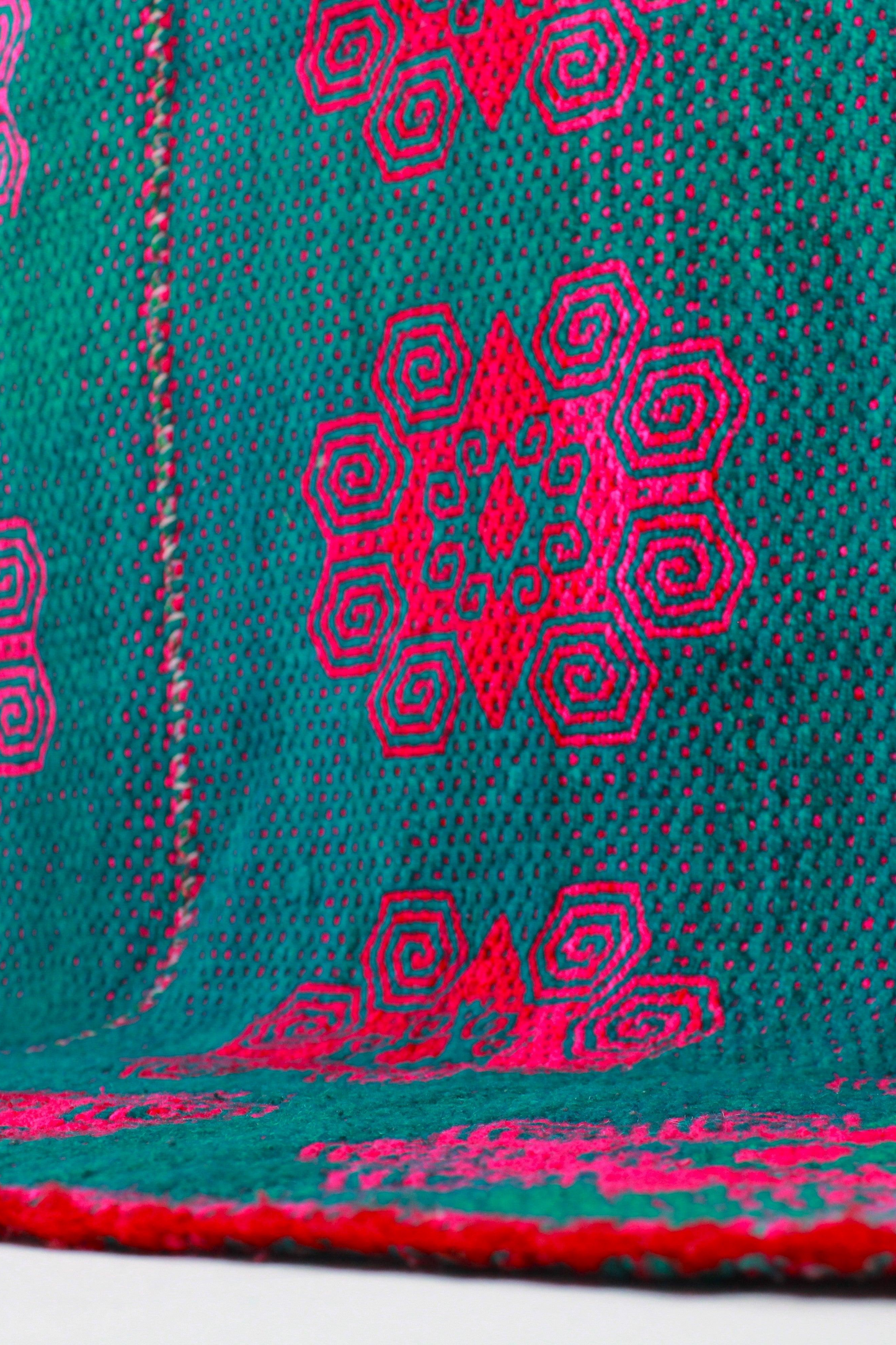 Handgewebter Vintage Frazada Teppich aus Peru, 180x154 cm, bunte Muster, aus Wolle gefertigt, von Glueck und Fund.