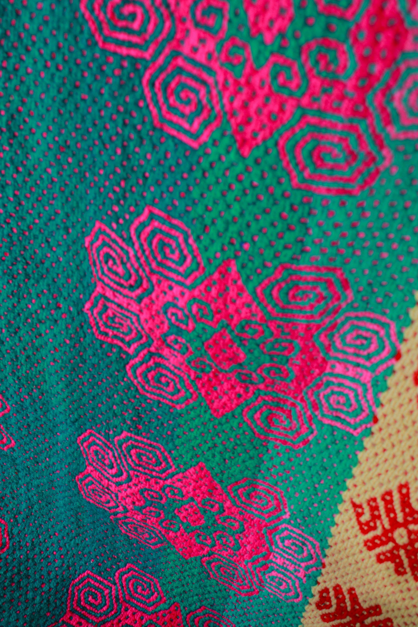Handgewebter Vintage Frazada Teppich aus Peru, 180x154 cm, aus buntem Wollstoff, von Glueck und Fund.