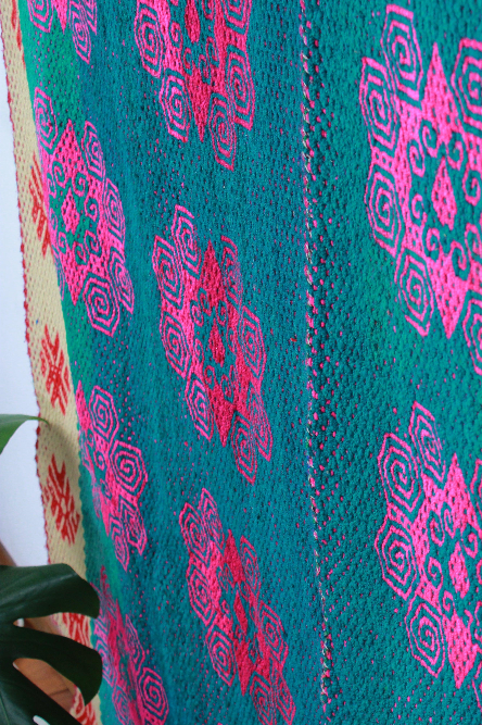 Vintage Frazada Teppich aus Peru, handgewebt, mit bunten Mustern, Maße 180x154 cm, von Glueck und Fund.