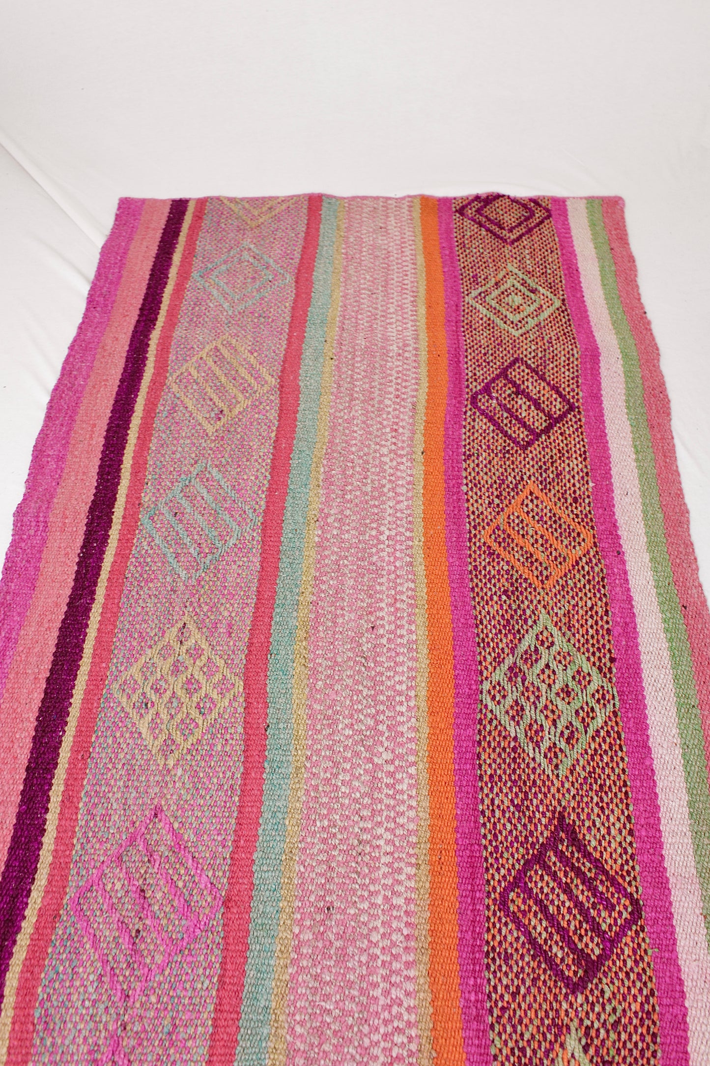 Handgewebter Peruanischer Frazada Teppichläufer im Boho-Stil auf Holzfußboden