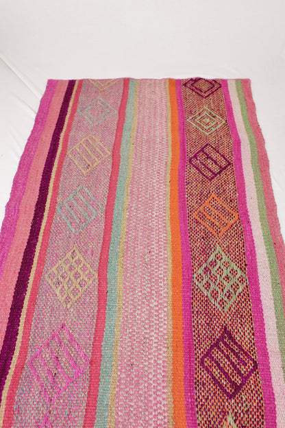 Handgewebter Peruanischer Frazada Teppichläufer im Boho-Stil auf Holzfußboden