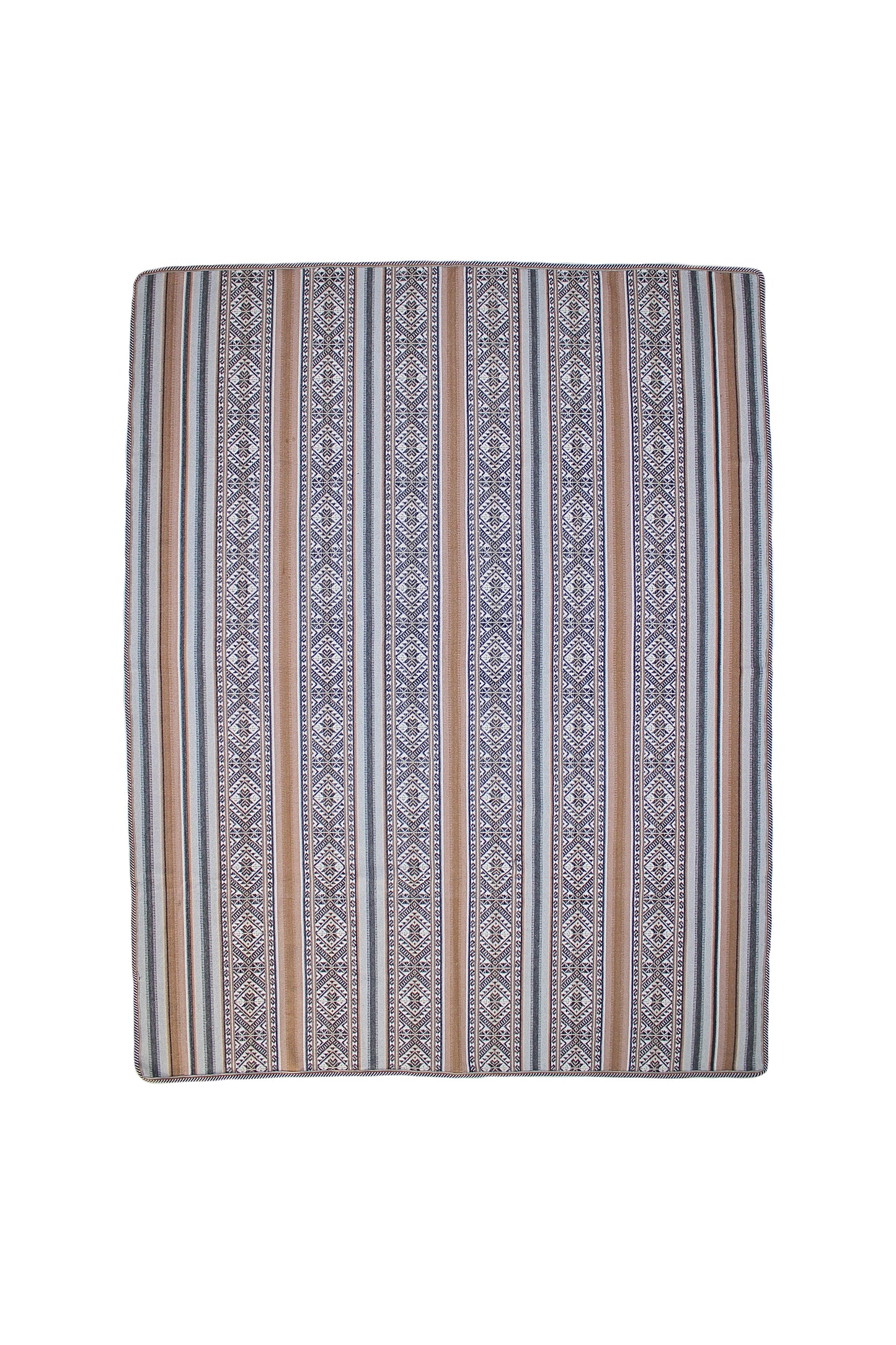 Handgewebte Tagesdecke aus Peru aus hochwertiger Baumwolle mit traditionellem Andenmuster auf einem Bett in einer Hamburger Altbauwohnung. Authentische Boho-Dekoration und nachhaltiges Kunsthandwerk.